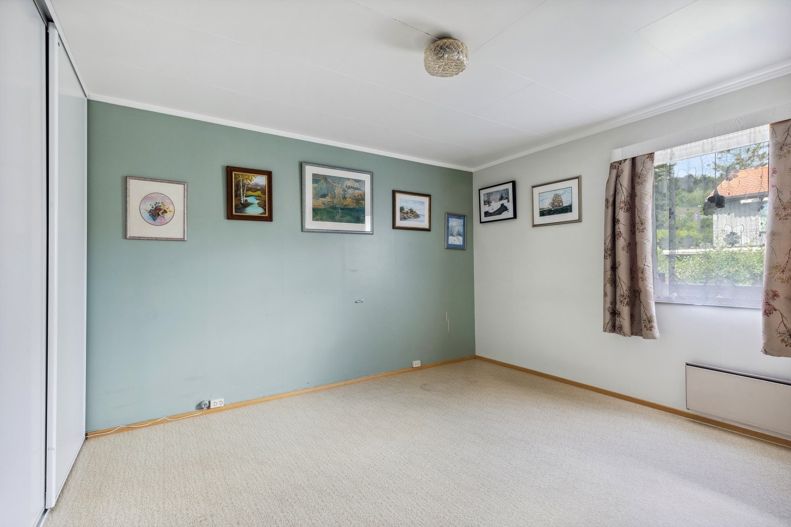 Hoveddelen av boligen har tre gode soverom, her soverom 1 Galleribilde