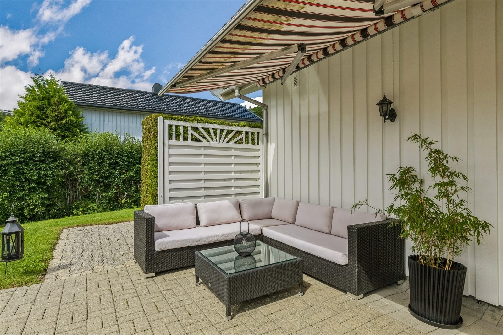 Her er det plass til spisebord, lounge-avdeling, grill, planter og dekor Galleribilde