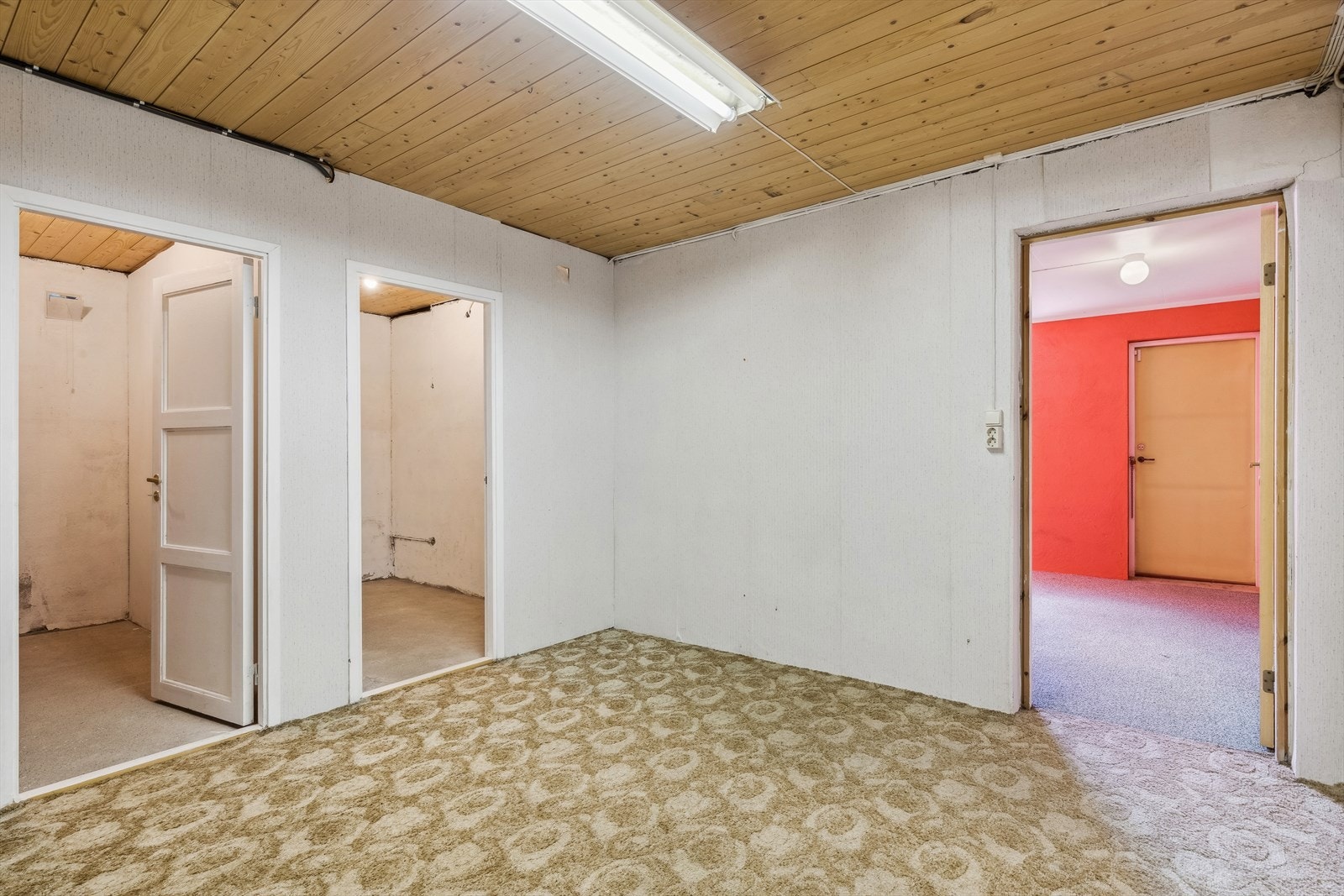 Gangen leder videre til rikelig med lagringsrom og oppbevaringsplass Galleribilde