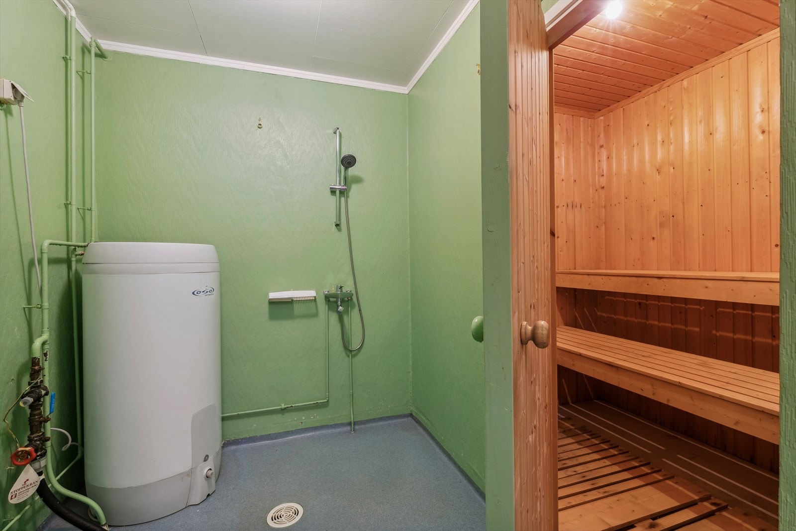 Tradisjonell panelert badstue med badstuovn Galleribilde