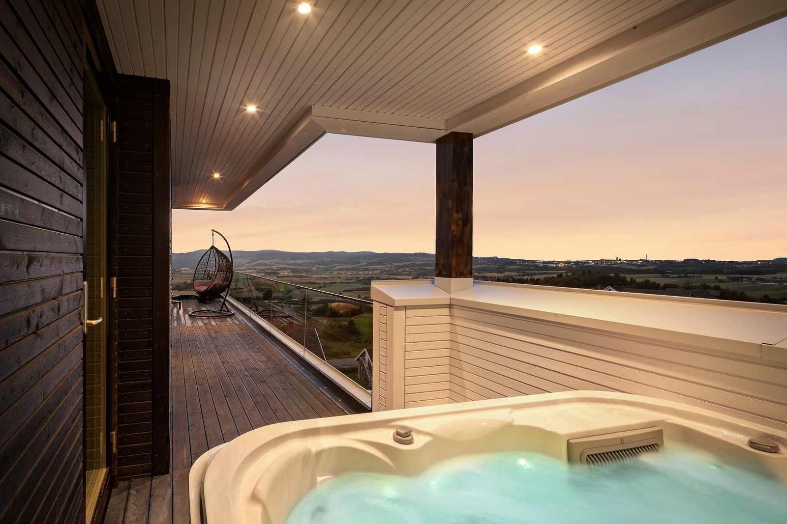 Egen plass til jacuzzi hvor du sitter godt skjermet under tak, og kan nyte den flotte utsikten Galleribilde