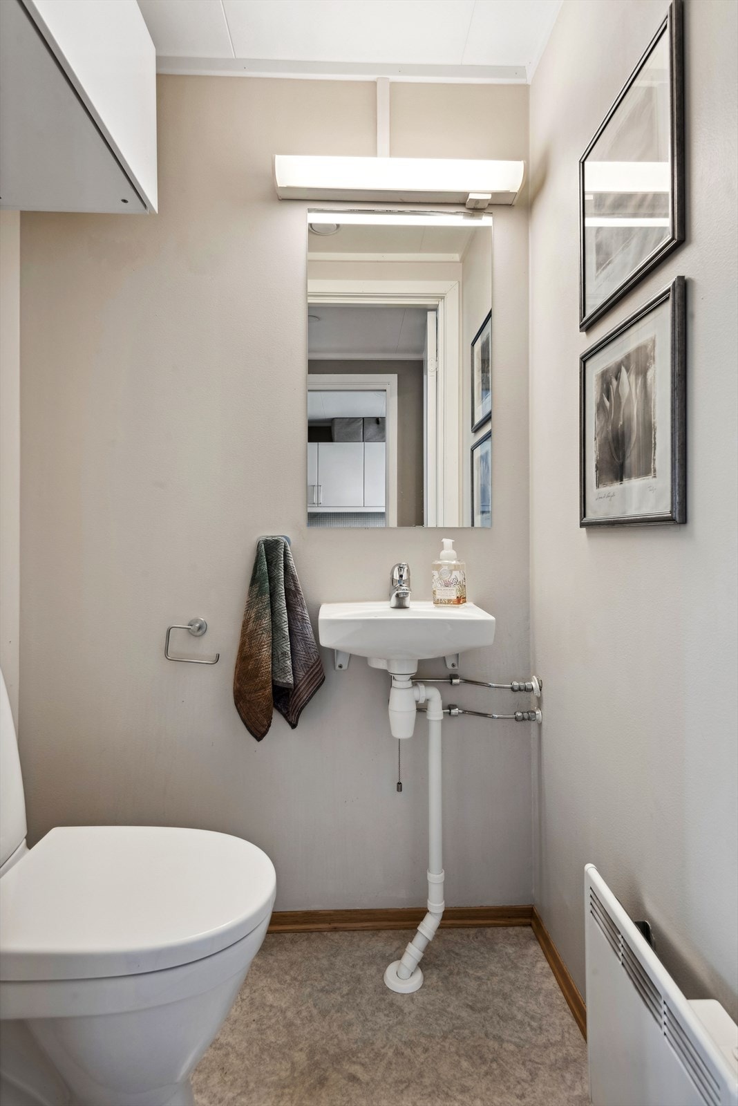 Toalettrommet ligger praktisk til i 1.etasje, og inneholder servant og gulvmontert wc. Galleribilde