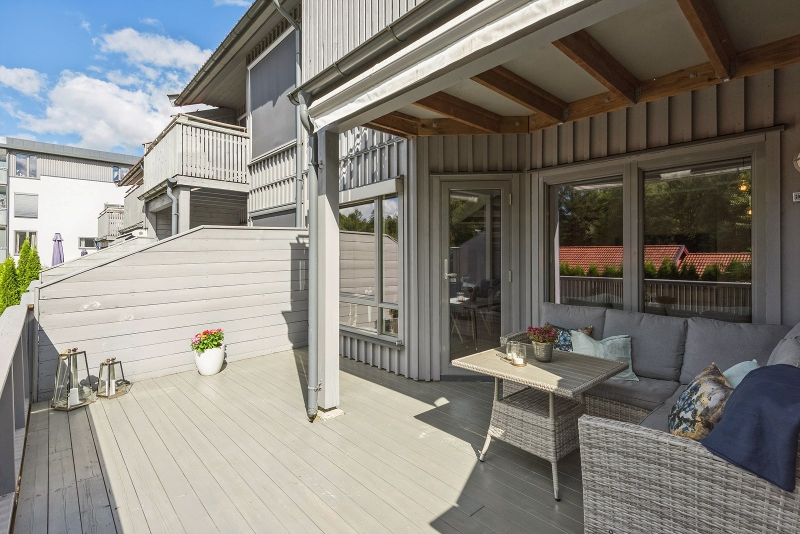 Terrassen er romslig og har god plass til soner hage-møblement. Galleribilde