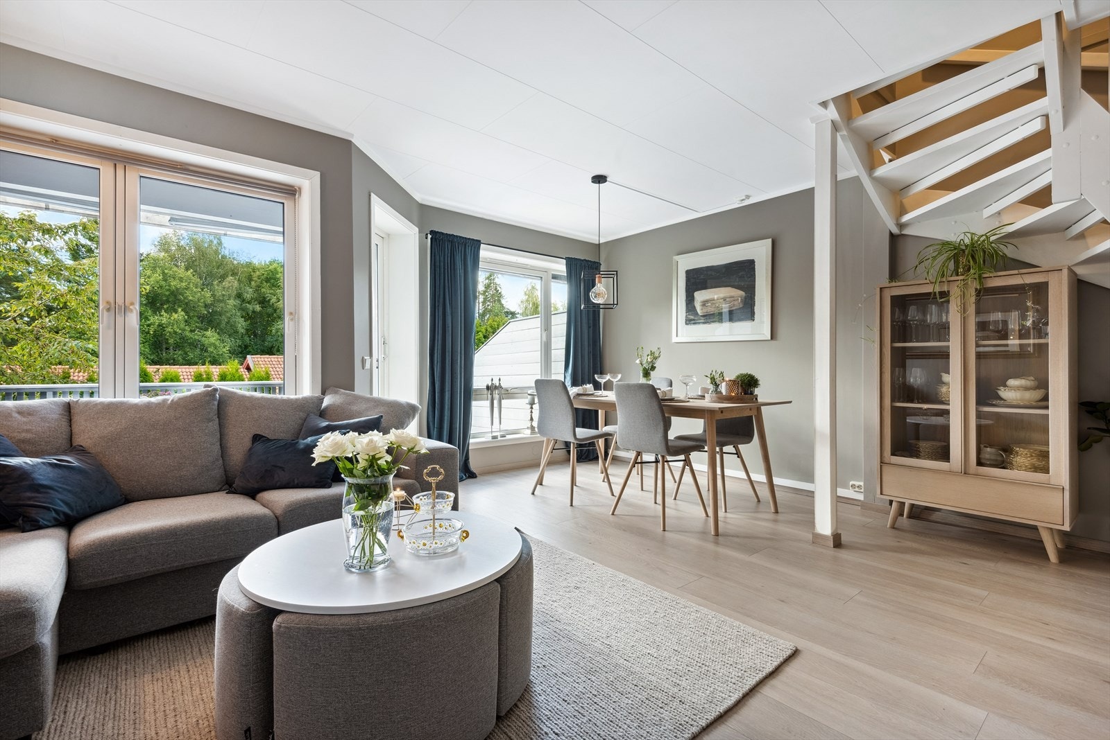 Fra stuen er det utgang til en hyggelig, delvis overbygget terrasse. Galleribilde