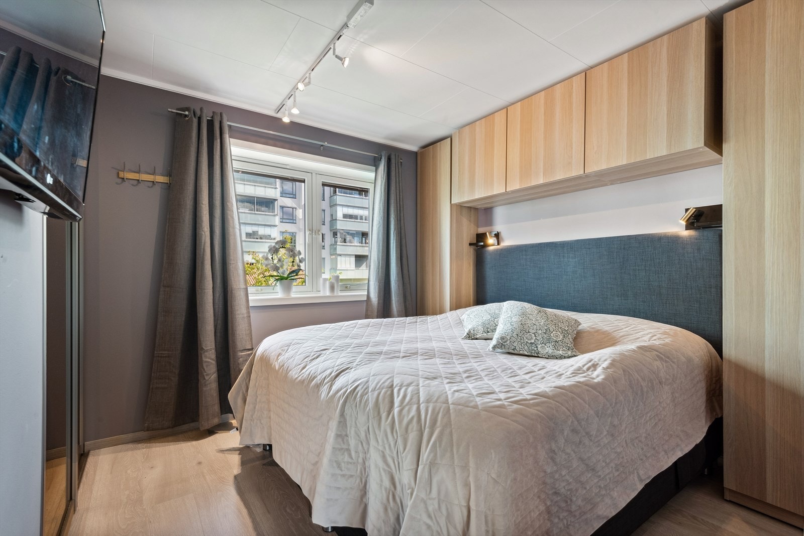 Boligen har til sammen tre romslige soverom, alle beliggende i andre etasje. Galleribilde