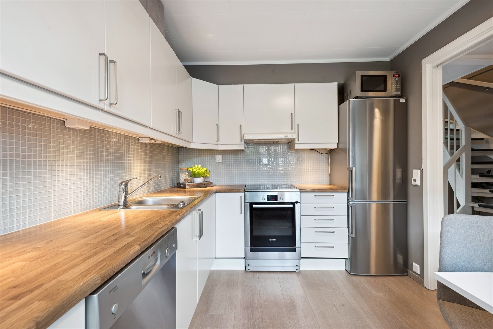 Kjøkkenet har nisjer til frittstående hvitevarer som komfyr, oppvaskmaskin og og kjøleskap Galleribilde