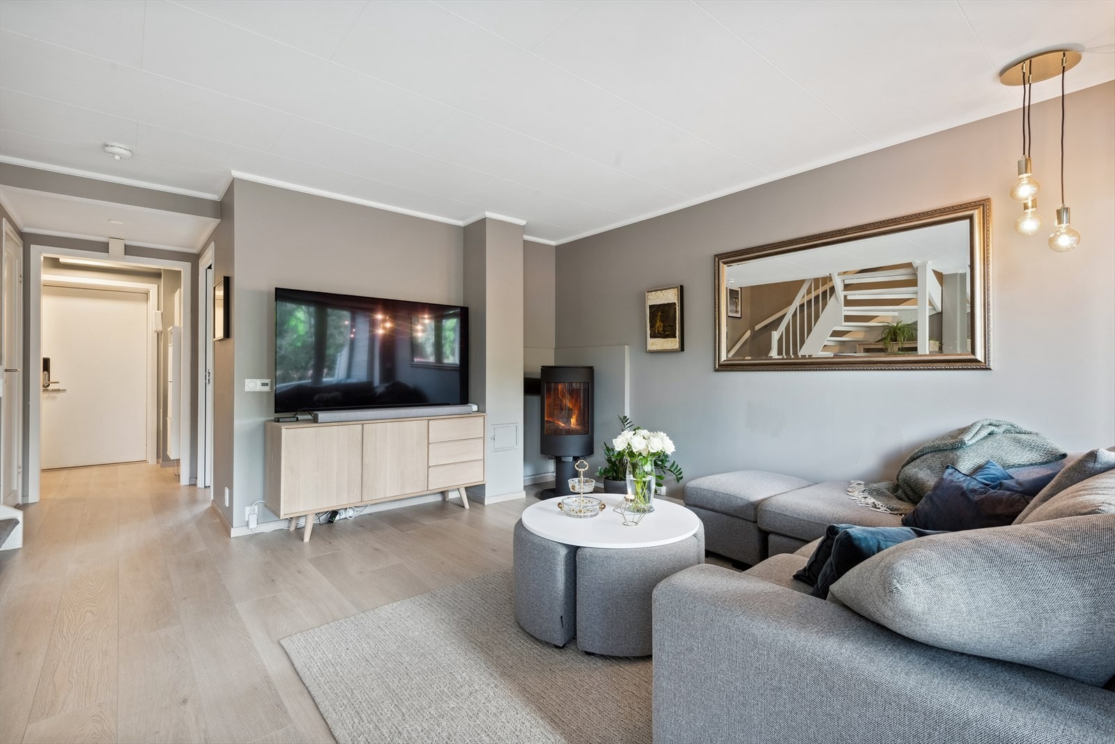 De gode vindusflatene slipper rikelig med naturlig lys inn og en peisovn varmer godt på kalde dager. Galleribilde