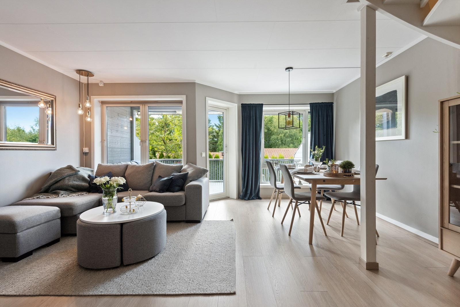 Stuen er romslig med soner for både sofagruppe med tilhørende møblement, vitrineskap og ev. spisestue. Galleribilde