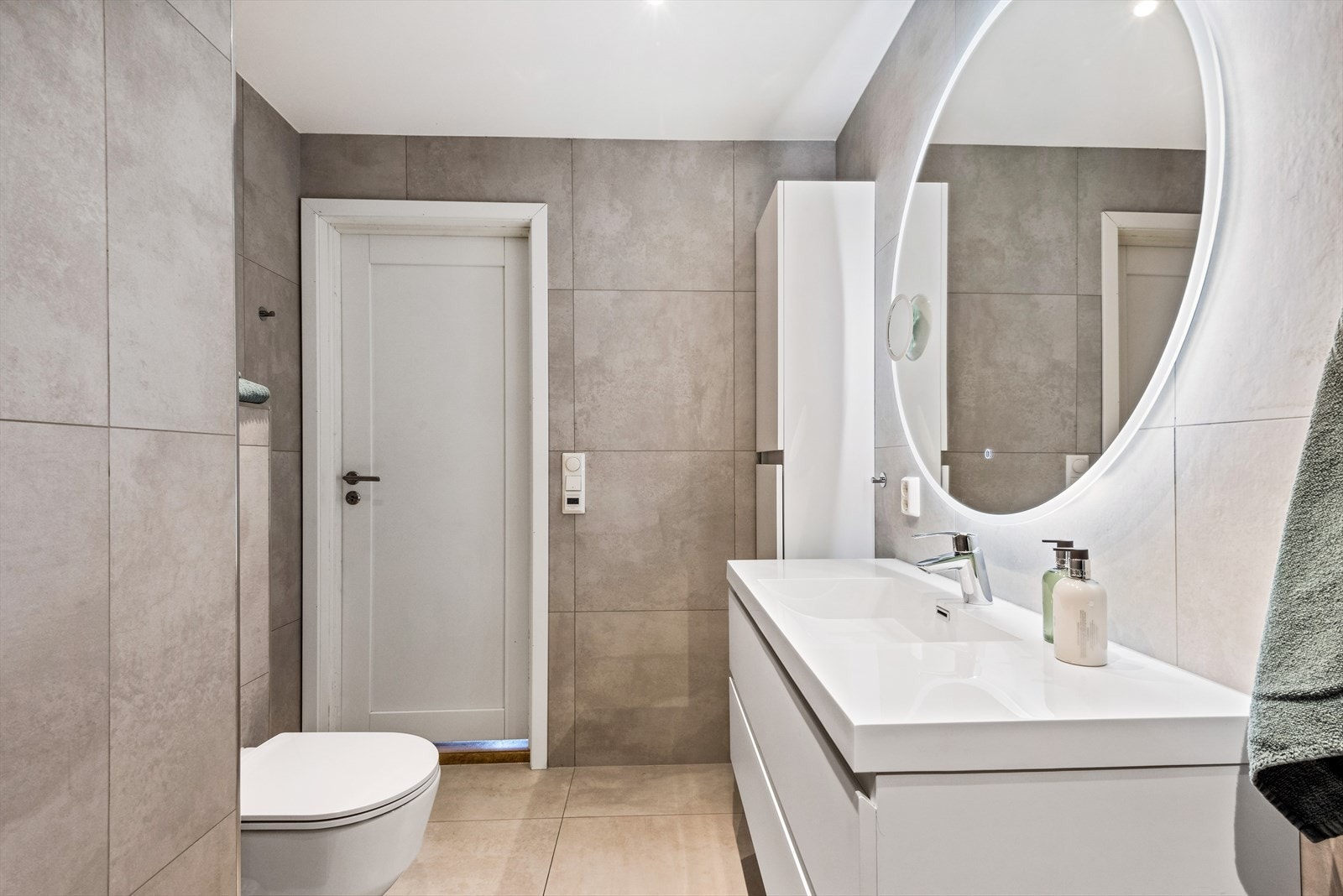 Badet, som ble oppgradert i 2021, har flislagte overflater med behagelige varmekabler i gulvet. Galleribilde