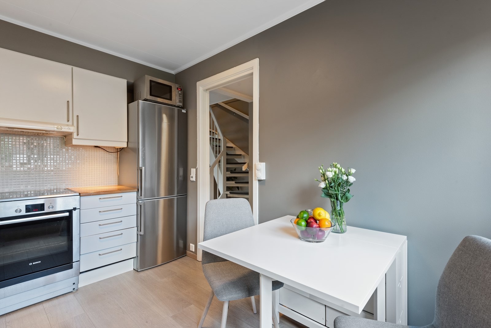 Kjøkkenet ligger i et eget rom ved siden av stuen. Galleribilde