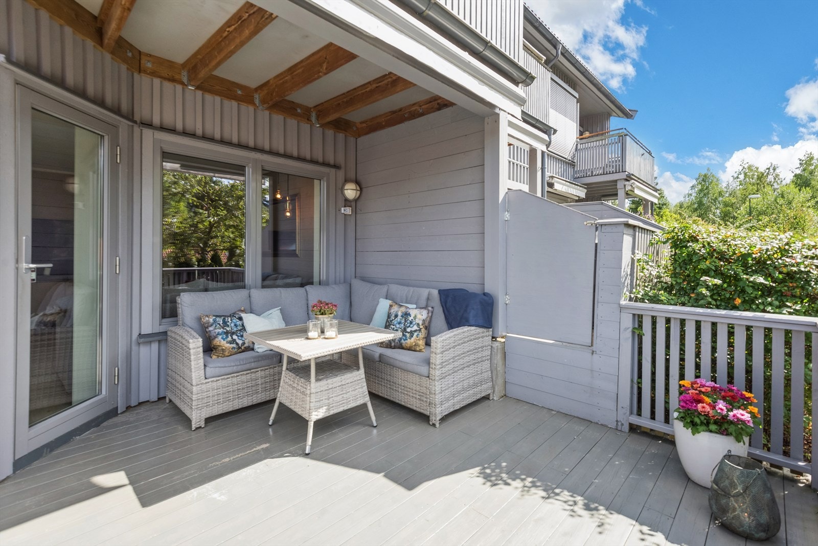Fra stuen er det utgang til en hyggelig, delvis overbygget terrasse. Galleribilde