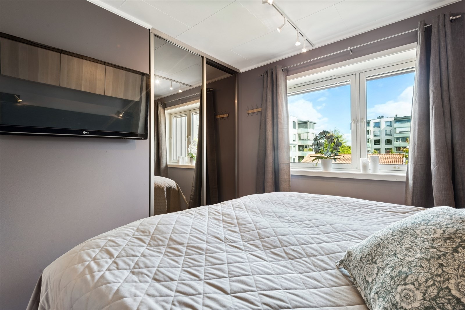 Hovedsoverommet har rikelig med skapplass i både skyvedørsgarderobe og en pen skap løsning med høyskap og overskap. Galleribilde