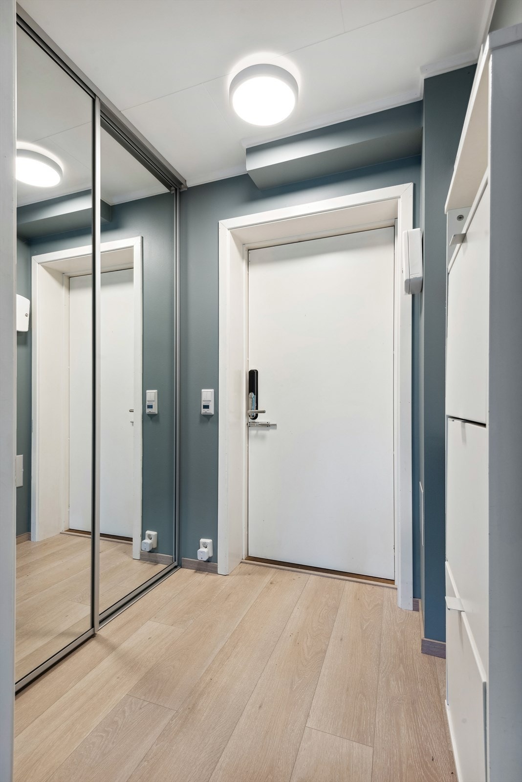 Vel innenfor døren er det en lys entré hvor det er plass til knaggrekke og skohylle, samt en praktisk skyvedørsgarderobe. Galleribilde