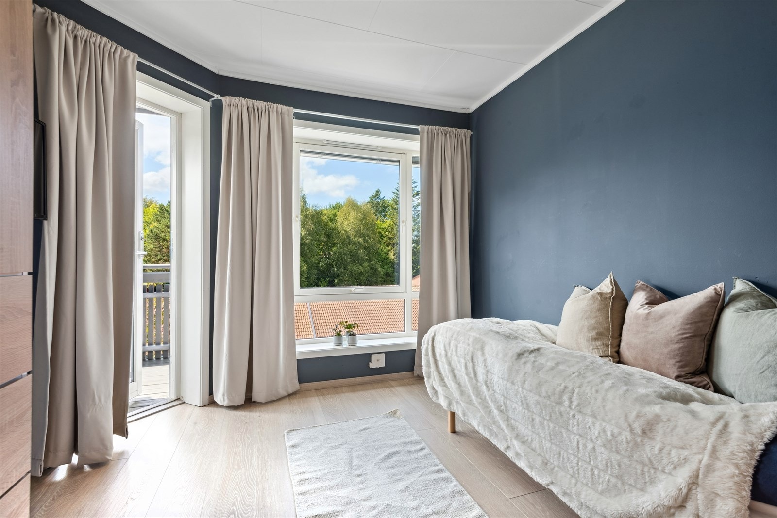 Det ene soverommet har utgang til en hyggelig og solrik veranda. Galleribilde