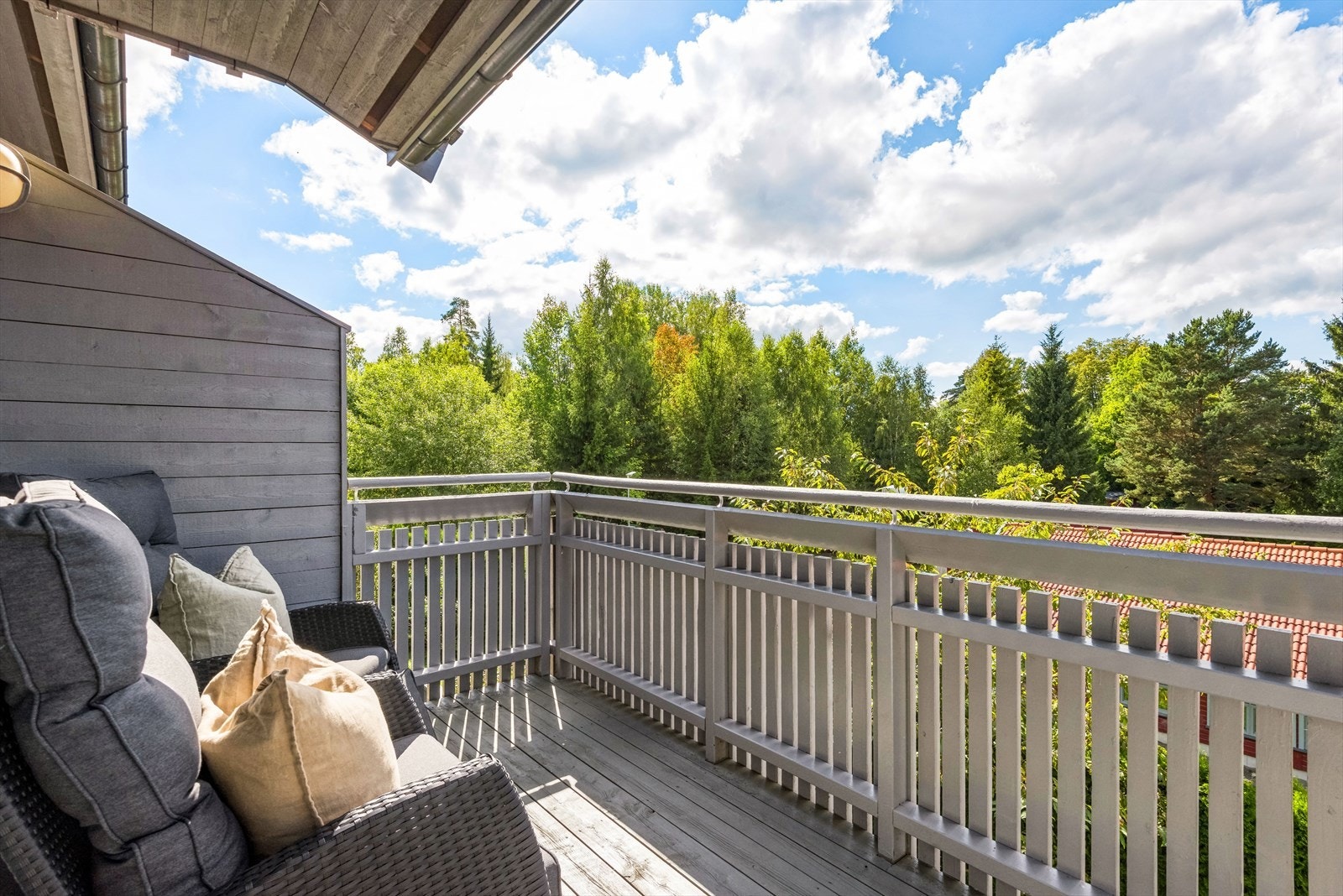 Det ene soverommet har utgang til en hyggelig og solrik veranda. Galleribilde