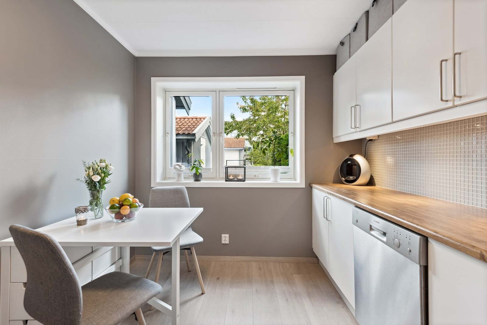 Det er plass til en spiseplass på kjøkkenet. Galleribilde