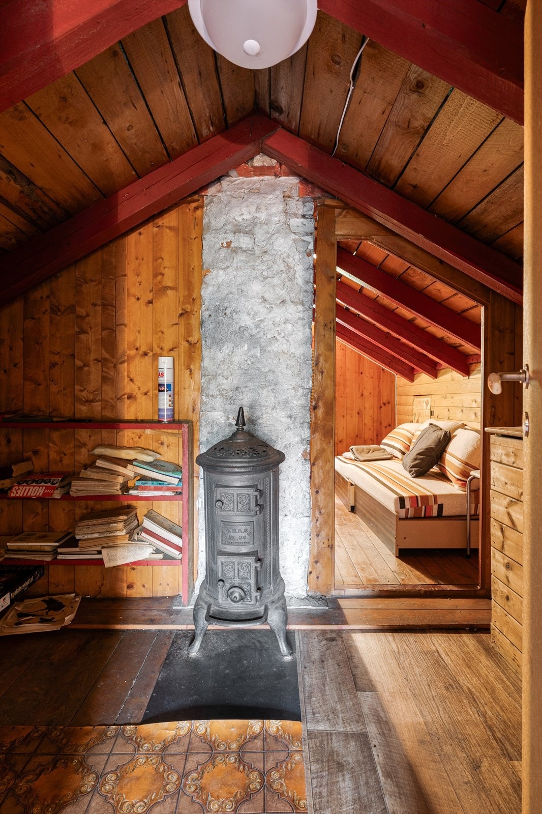 Det er montert en hyggelig vedovn her oppe. Denne bør ikke brukes siden man ikke har god nok rømningsvei. Galleribilde