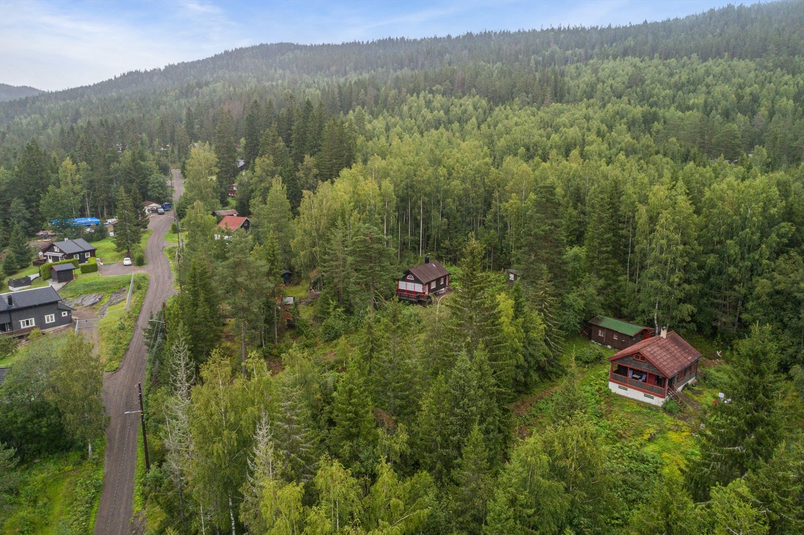 Tomta er på ca 3 131 kvm og ligger usjenert til. Kort vei til alpinbakke og golfbane. Galleribilde