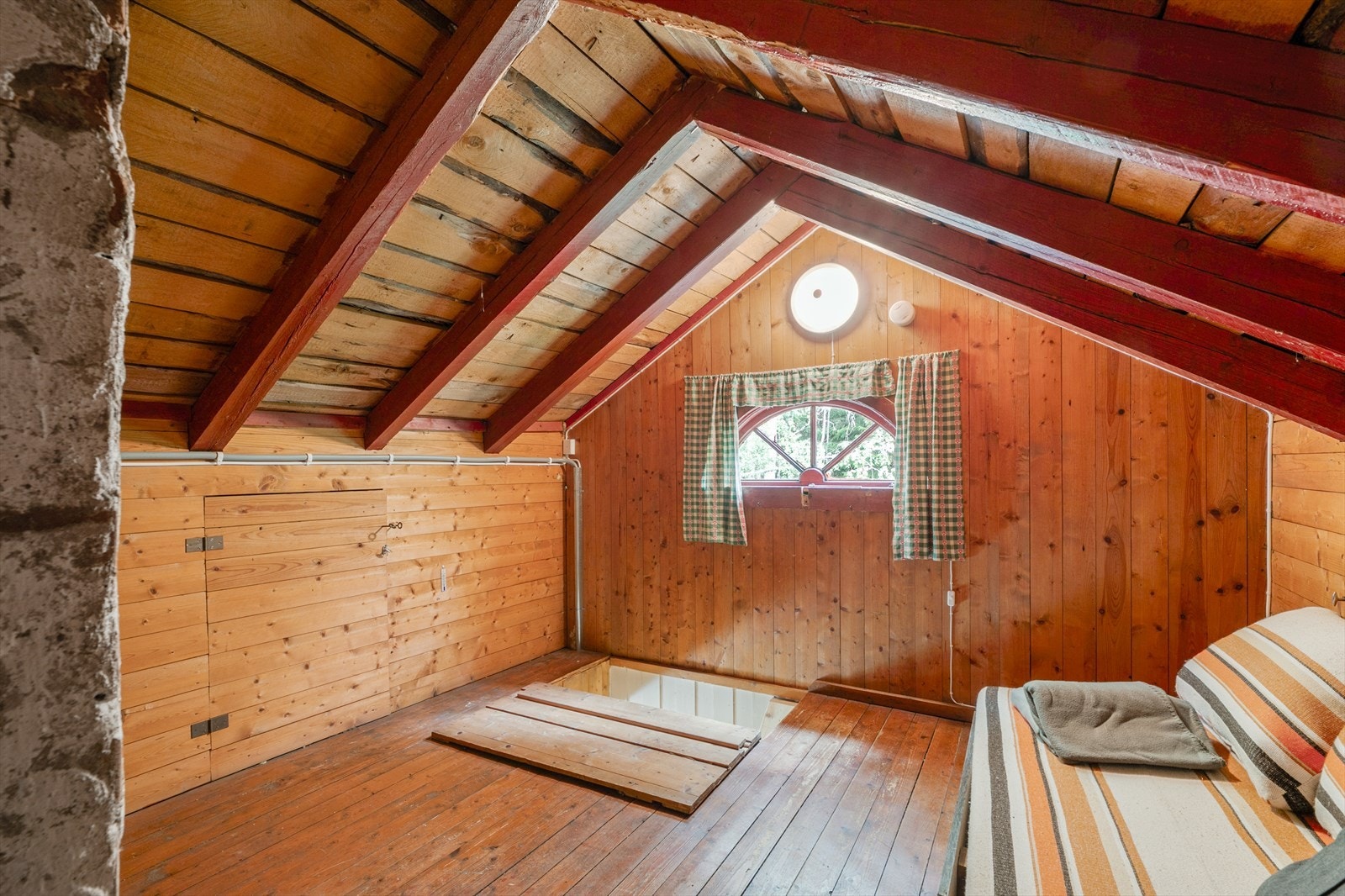 Det er mulig å lukke igjen trappeåpningen med en luke opp til dette rommet. Det er kneloft på hver side av rommet som gir deg god plass til lagring. Galleribilde