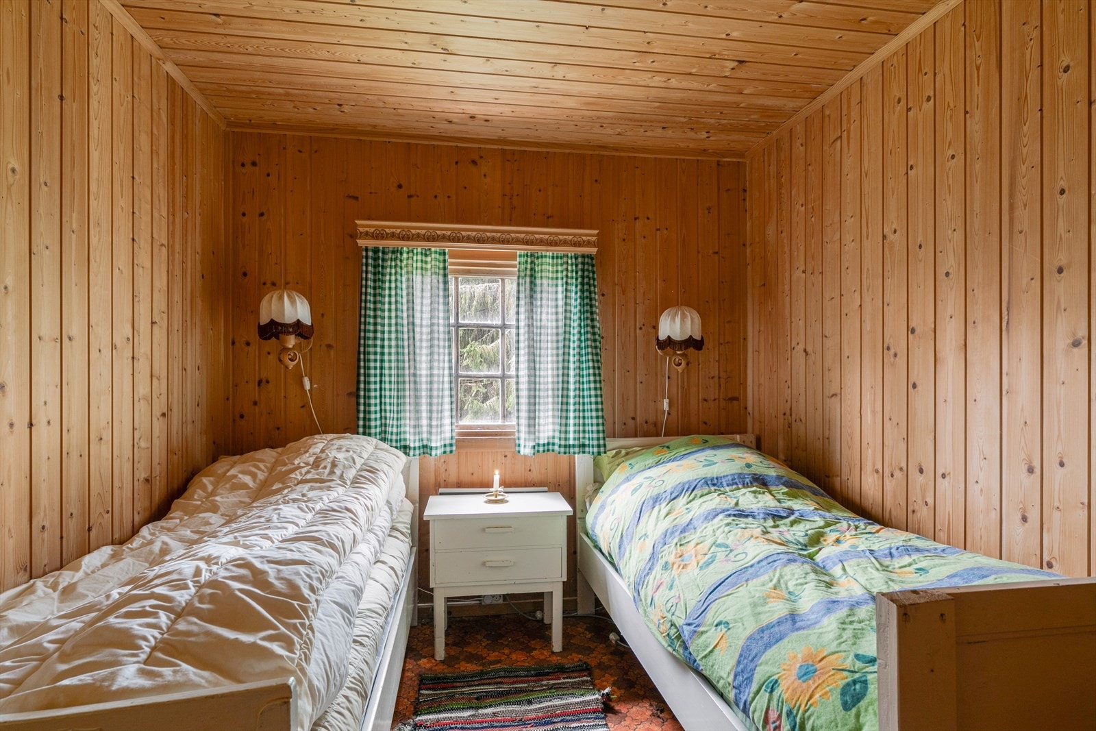 Rommet er innredet med isolerte vegger og panel i tak og på vegger. Gulvbelegg. Rommet har vært benyttet som soverom i alle år, men det er ikke søkt om bruksendring og derfor ikke godkjent til varig opphold. Galleribilde