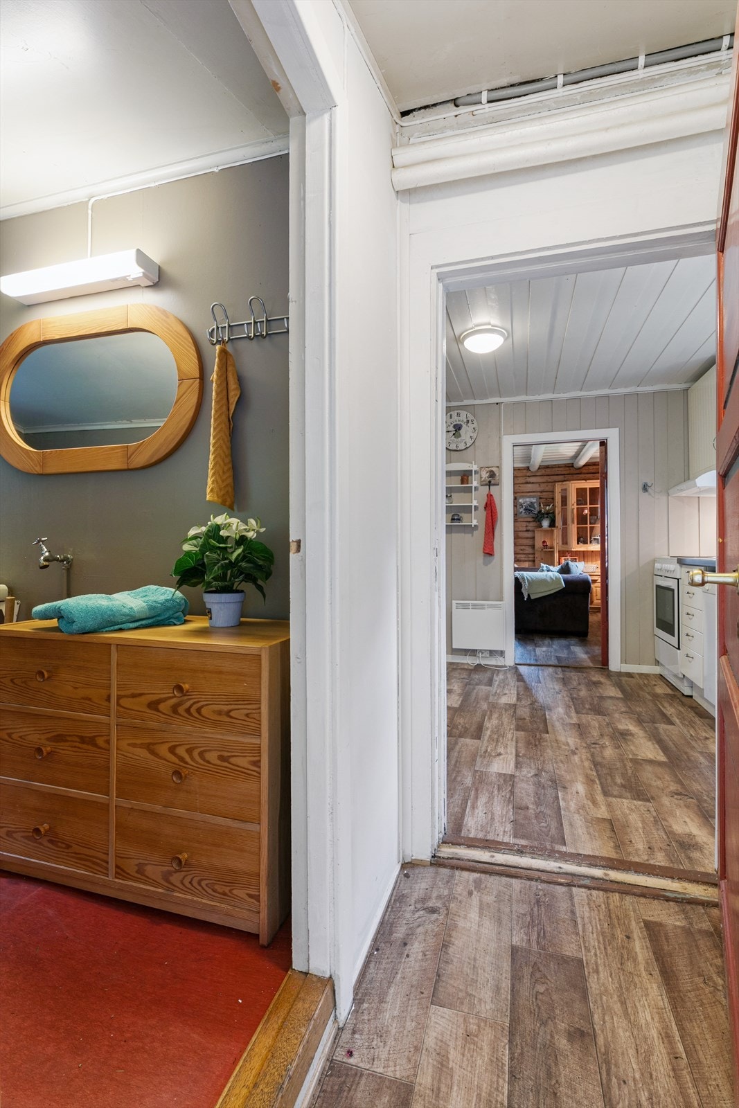 Fra gangen har man inngang til bad og bod/teknisk rom. I gangen er det lagt samme gulvbelegg som på kjøkken og i stuen. Galleribilde