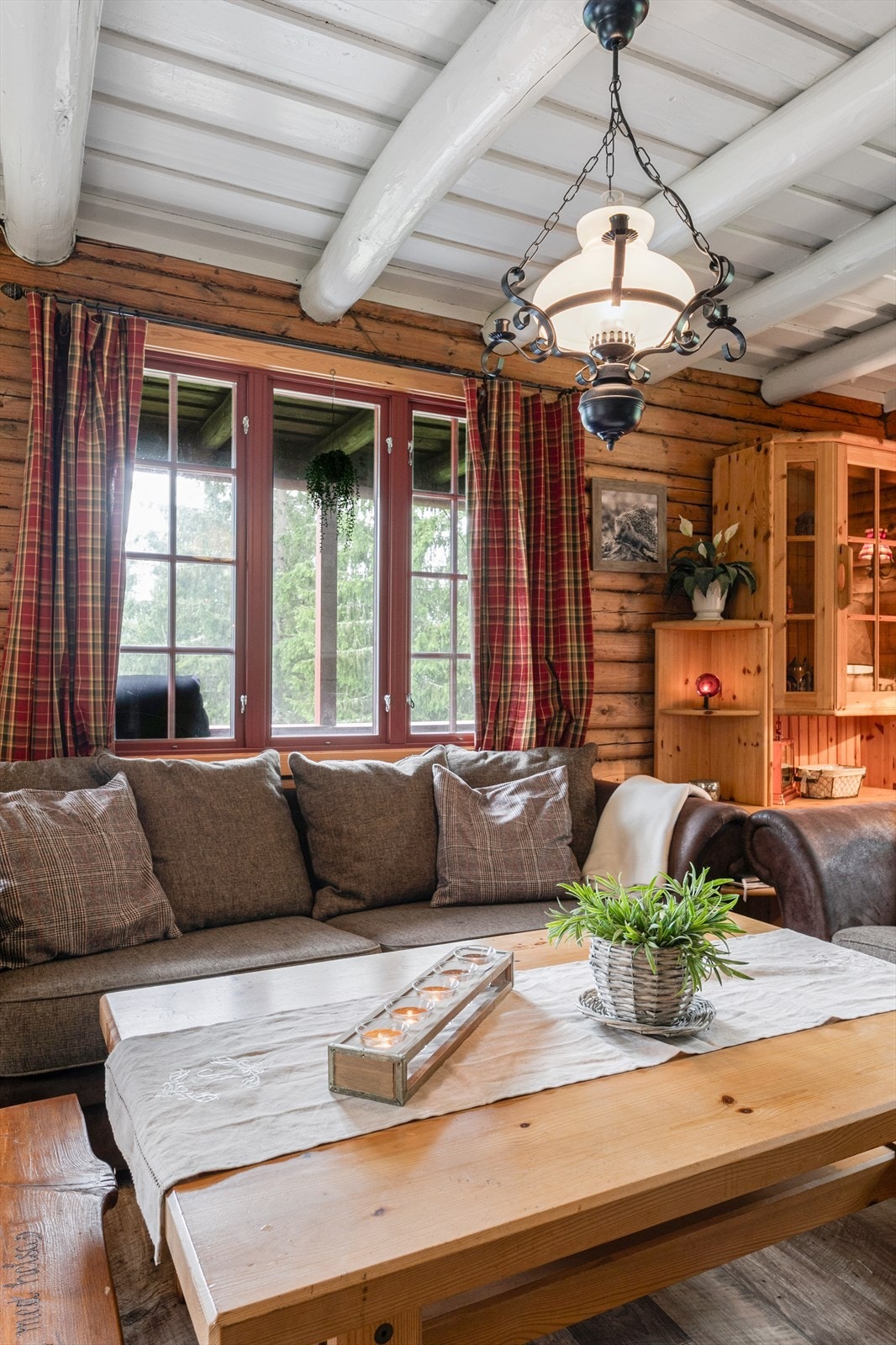 Stua har de opprinnelige tømmerveggene. Dette gir rommet sjel og hygge. Galleribilde