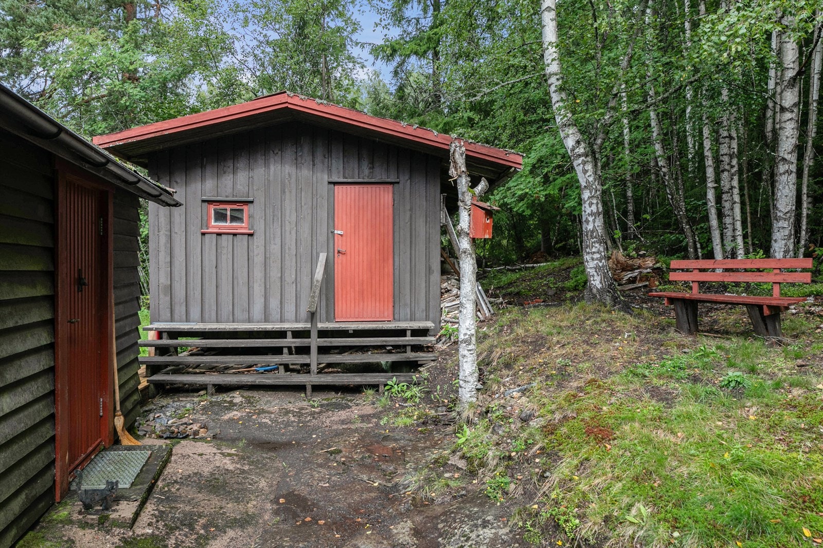 Eiendommen er velholdt, men har også behov for en kjærlig hånd. Benytt anledningen til å sette ditt preg på stedet, å lag dette til en hyggelig familiested til glede for store og små. Galleribilde