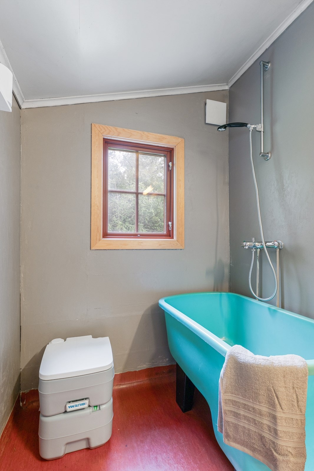 Badet er av eldre dato og har behov for en kjærlig hånd. Veggene er malt opp i år og man har belegg på gulvet. Porta Potti og badekar. Merk at det kun er sommervann i hytta. I anneksen har man utedo. Galleribilde