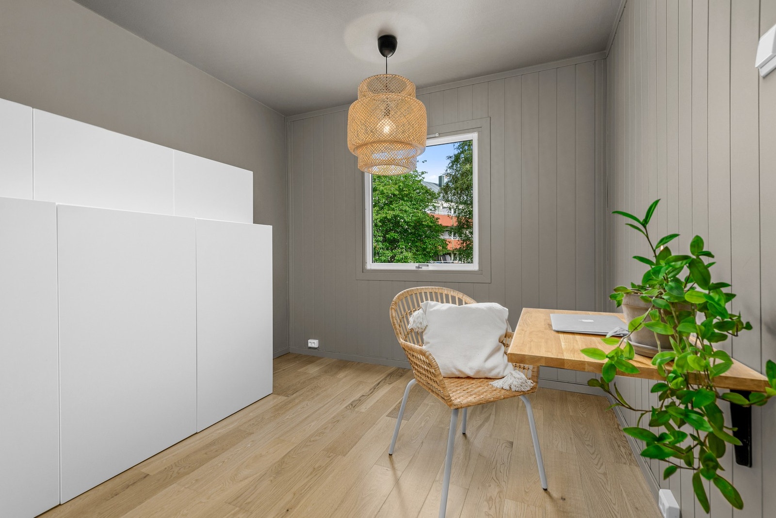 Det andre soverommet er brukt av selger som hjemmekontor og walk-in garderobe Galleribilde