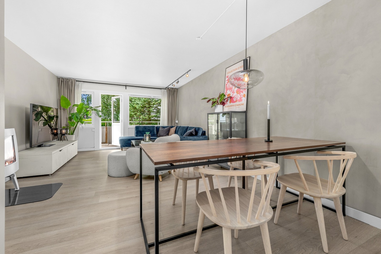 Romslig stue med god plass til stort spisebord Galleribilde