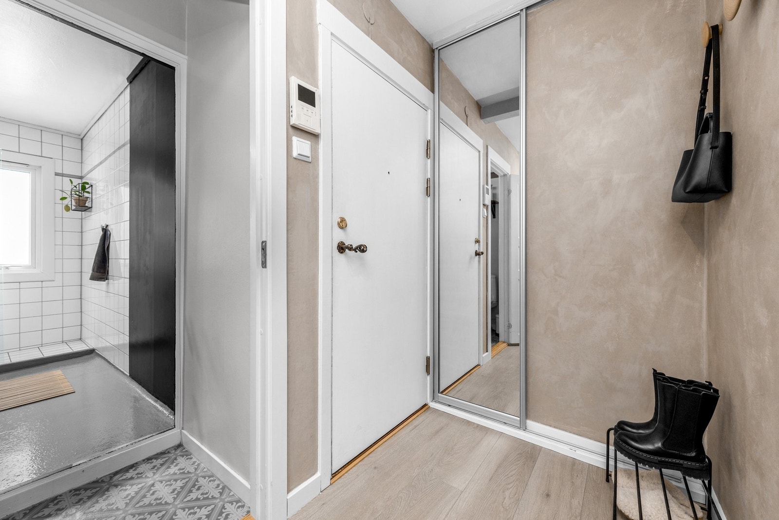 Innbydende gang med skyvedørsgarderobe. Her er det også varmekabler i gulv Galleribilde