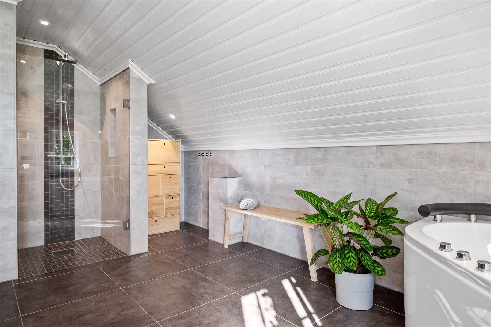 I boligens 2. etasje er det et bad med generøs størrelse. Badet ble pusset opp i 2016 og har flislagte gulv og vegger. Det er døradkomst mellom rom som benyttes som hovedsoverom og badet. Galleribilde