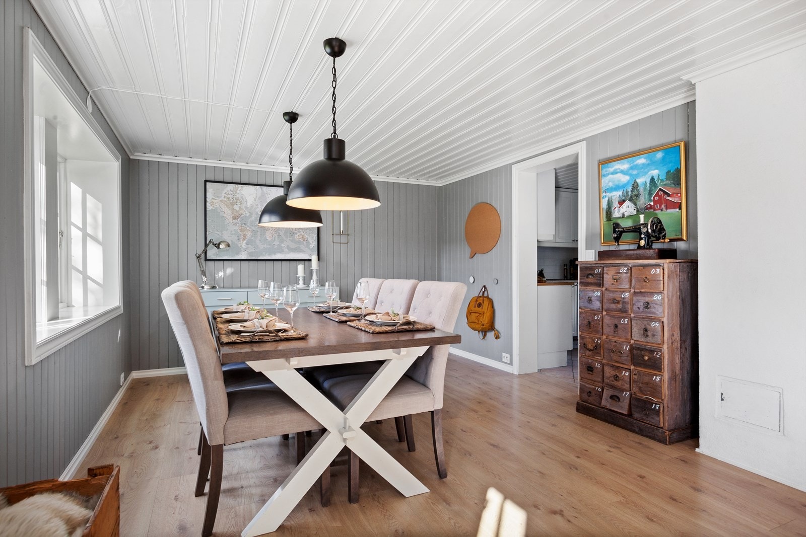 Boligen er i dag innredet med en spisestue i den stuen som ligger i forbindelse med kjøkkenet og TV-stue i den andre stuen. I spisestuen er det god plass til stort spisebord. Galleribilde