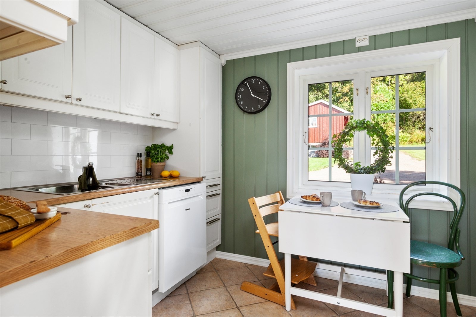 Boligen har et separat kjøkken med fliser på gulvet. Innredningen er enkel og er fra 2003 og har profilerte fronter og benkeplate av laminat. Galleribilde