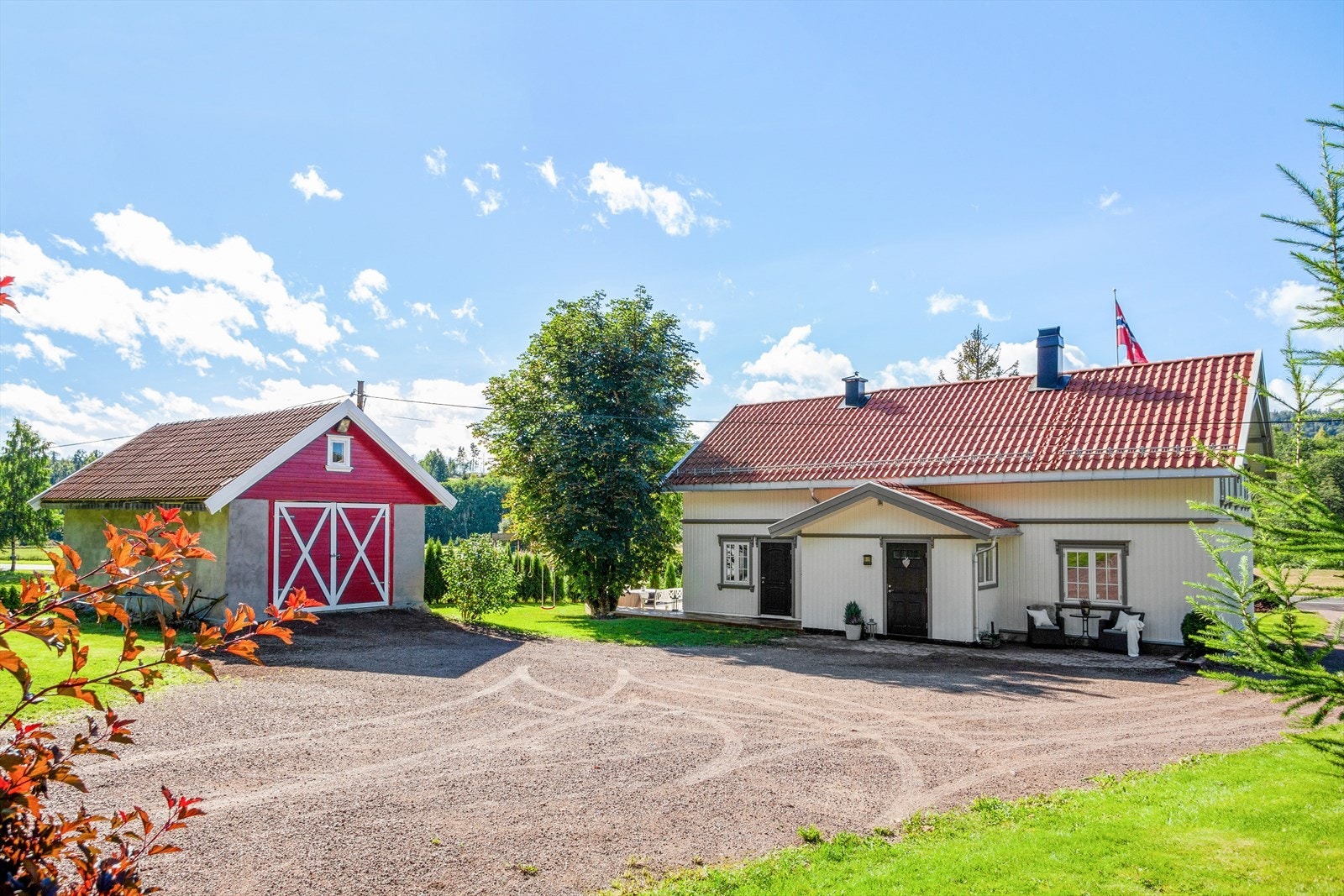 Eiendommen består av hovedhus, uthus og garasje. Det er parkering i garasje eller på egen gårdsplass. Galleribilde