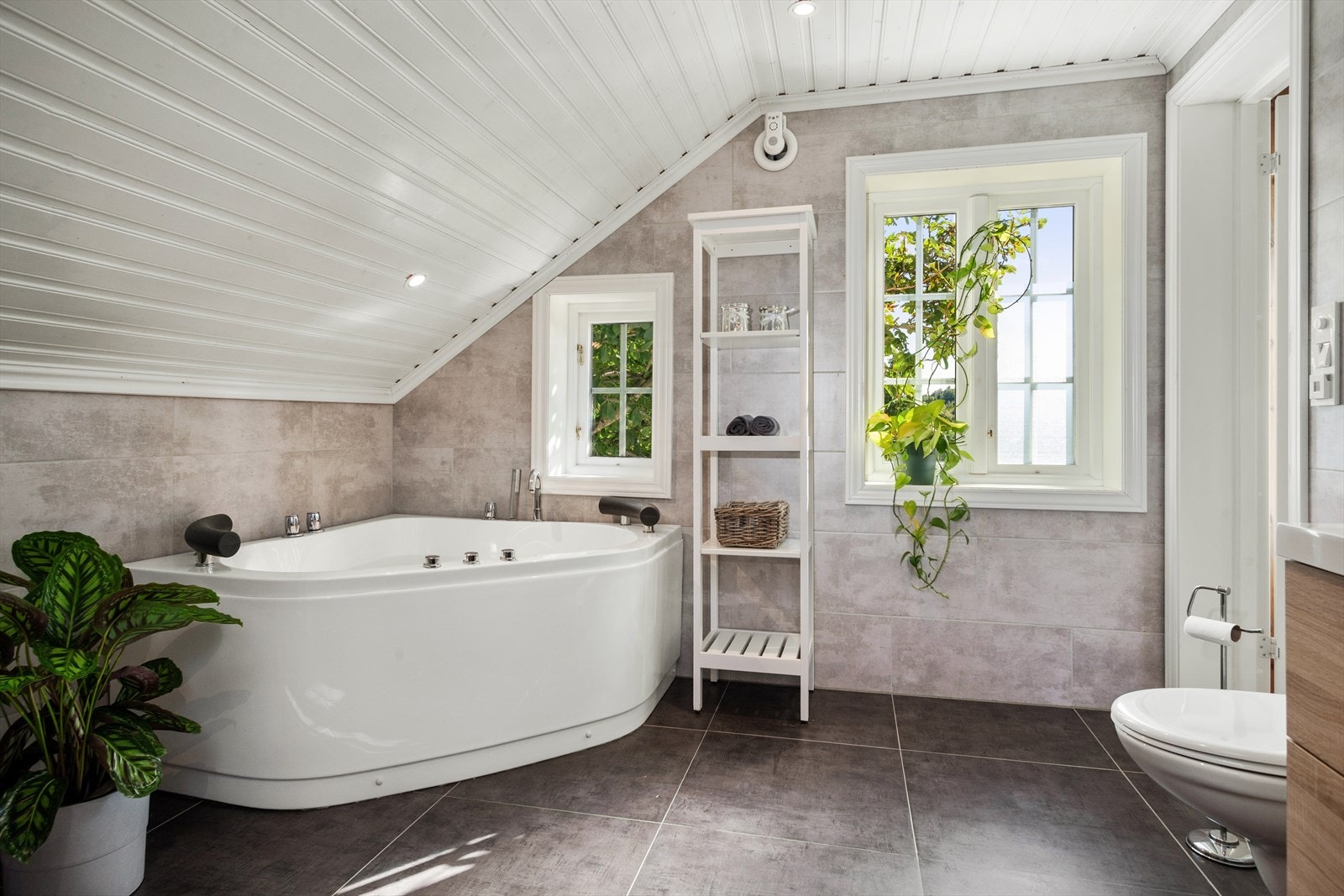 I boligens 2. etasje er det et bad med generøs størrelse. Badet ble pusset opp i 2016 og har flislagte gulv og vegger. Galleribilde