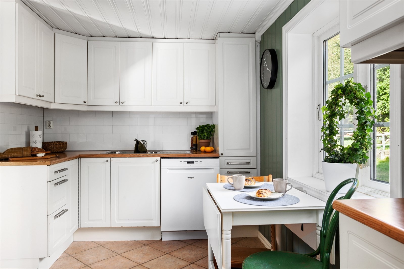 På kjøkkenet er det plass til et mindre frokostbord under vinduet. Galleribilde