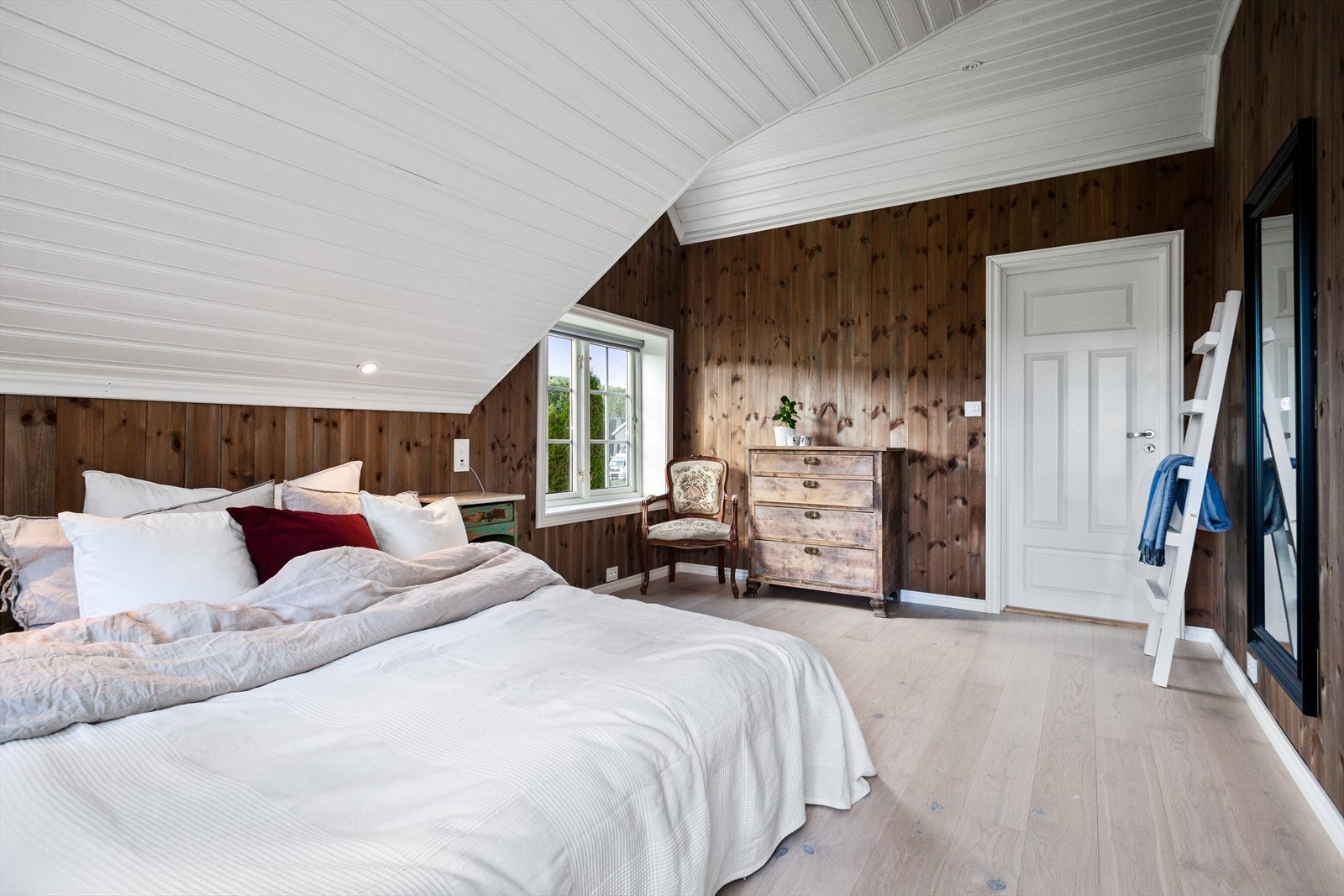 Rommet som benyttes som hovedsoverommet er stort og har plass til stor dobbeltseng med nattbord på hver side av sengen. Videre er det plass til øvrig møblement, garderobeløsning og det er en dør til badet. Galleribilde