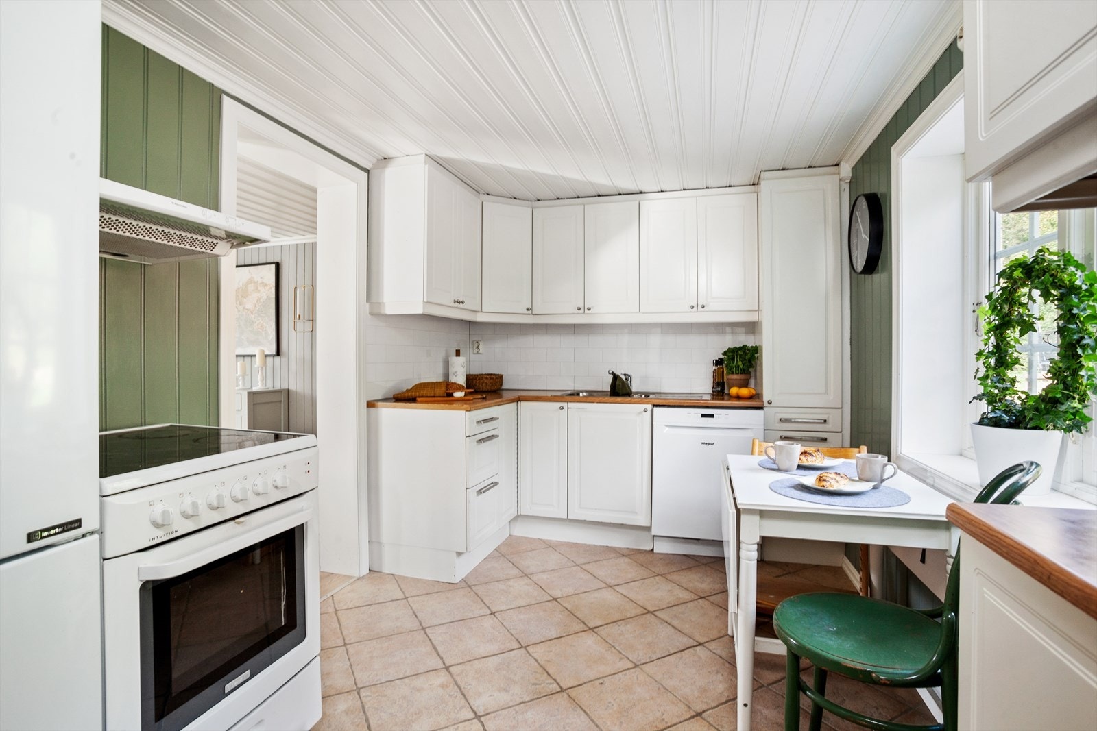 Videre er det nedfelt rustfri oppvaskkum og plass for komfyr, kjøleskap og opplegg for vaskemaskin. Det er kjøkkenventilator med kullfilter. Galleribilde