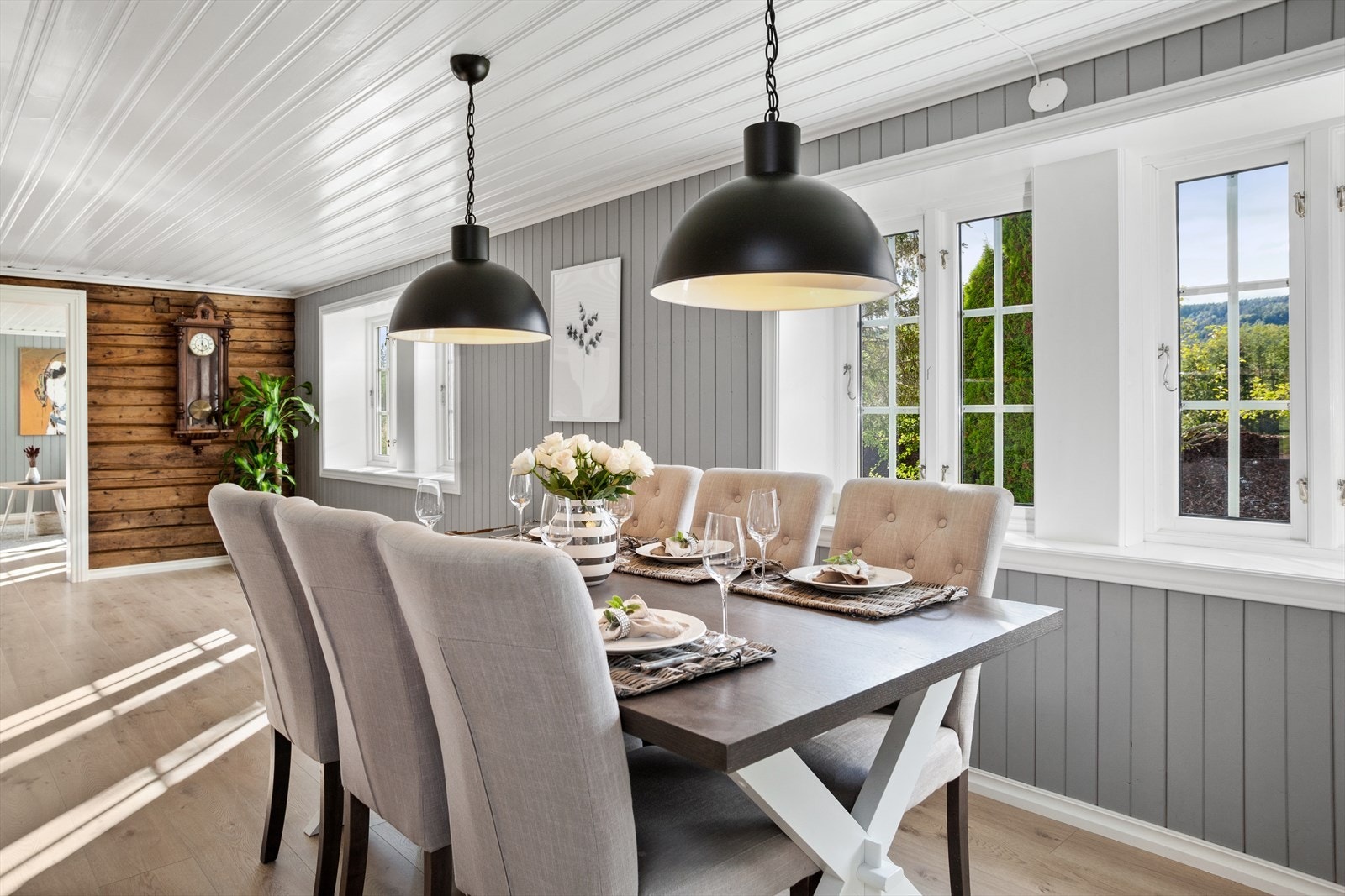 Vel inne i boligen fra entréen og gangen kommer man inn i en romslig stue. Her er det lekkert laminatgulv og stilfulle fargevalg på veggene. Galleribilde