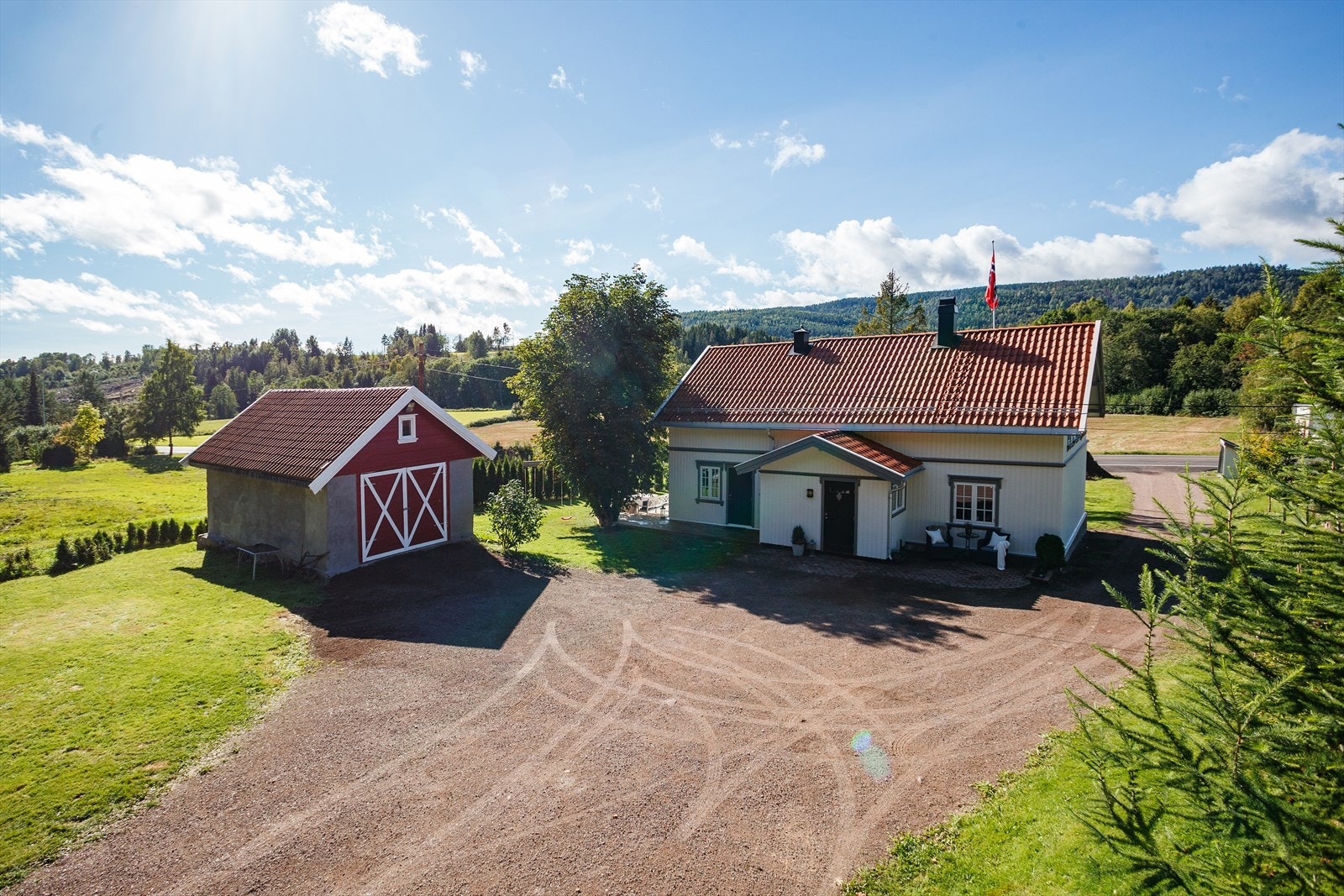 Vivestadlinna 23 er en eiendom med flott beliggenhet i et stille og landlig område på Vivestad i Tønsberg kommune. Fra eiendommen er det gangavstand til Høyjord barneskole. For elever i ungdomstrinnene er det skolebussordning til Andebu ungdomsskole. Galleribilde