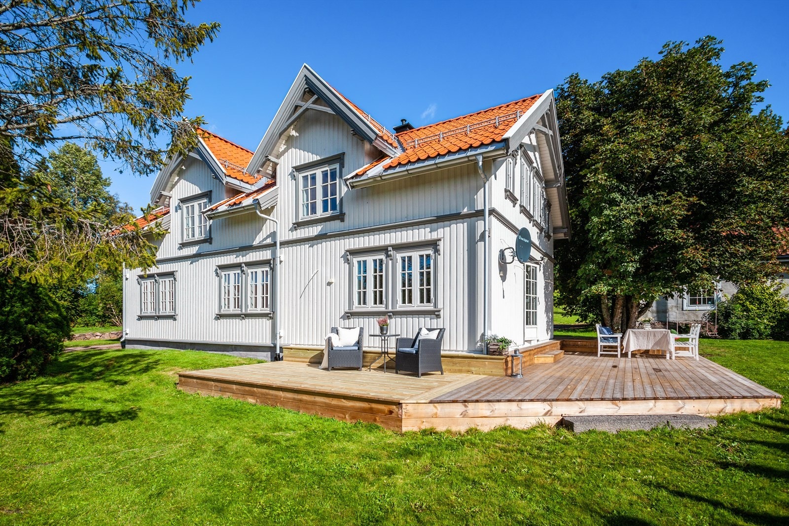 Eiendommen har et trivelig uteområde m/god boltreplass for både store og små. Galleribilde
