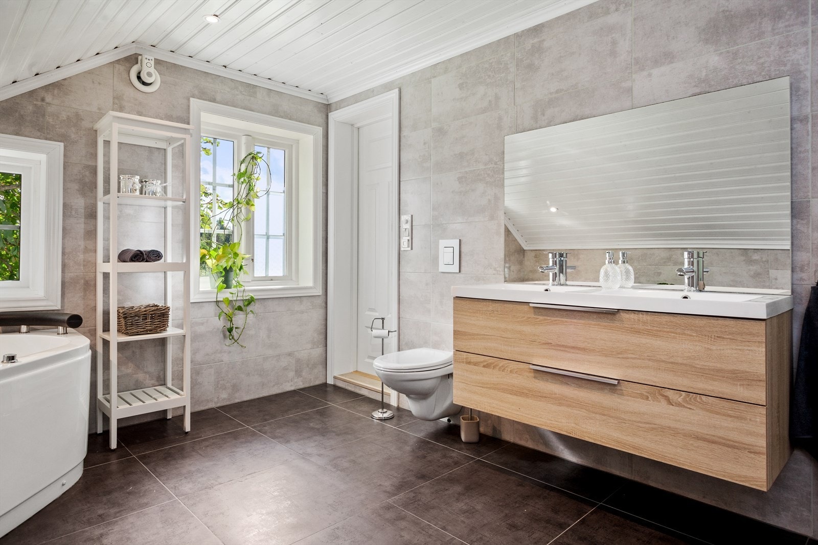 I boligens 2. etasje er det et bad med generøs størrelse. Badet ble pusset opp i 2016 og har flislagte gulv og vegger. Galleribilde
