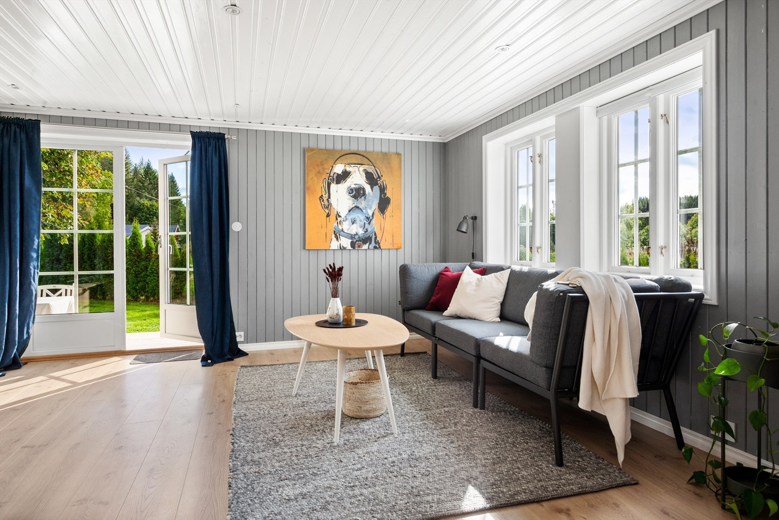 I TV-stuen er det god plass til stor sofa med tilhørende møblement og TV-løsning. Galleribilde