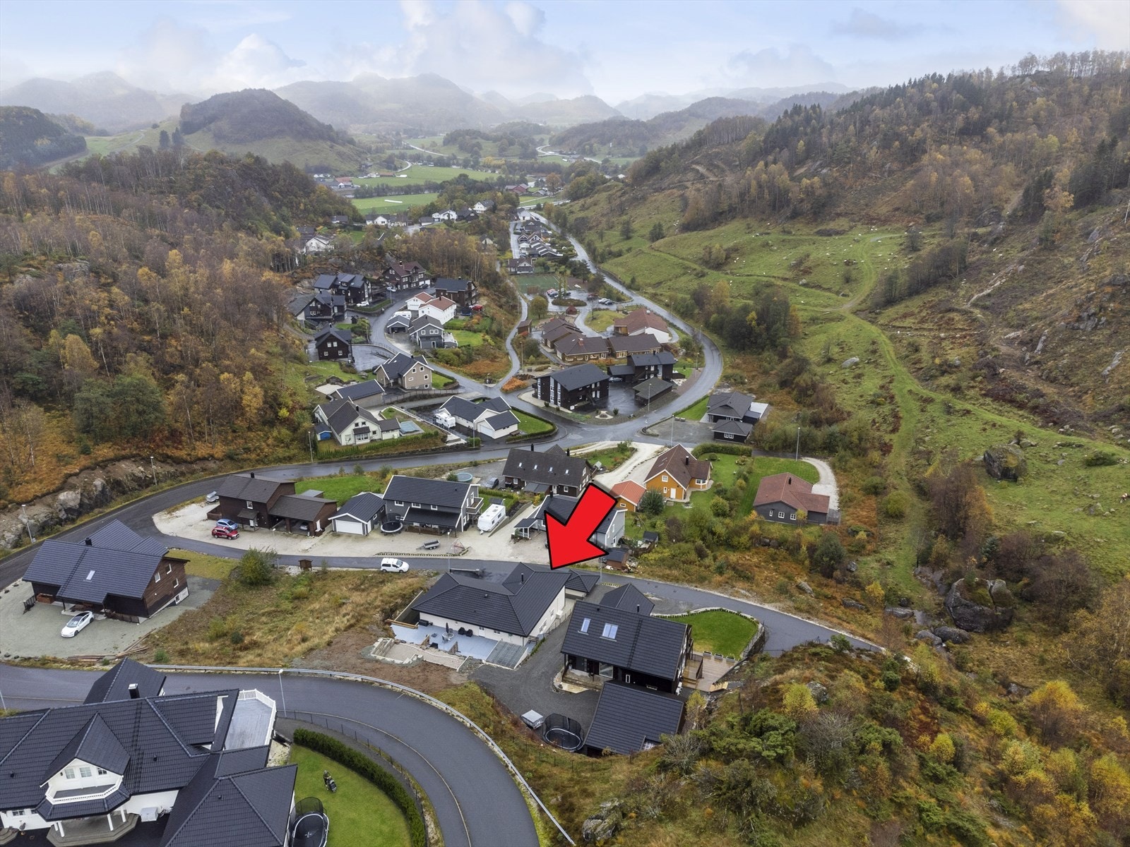 Boligen ligger nesten øverst i lia. Barnehage like ved og gode tur muligheter. Galleribilde