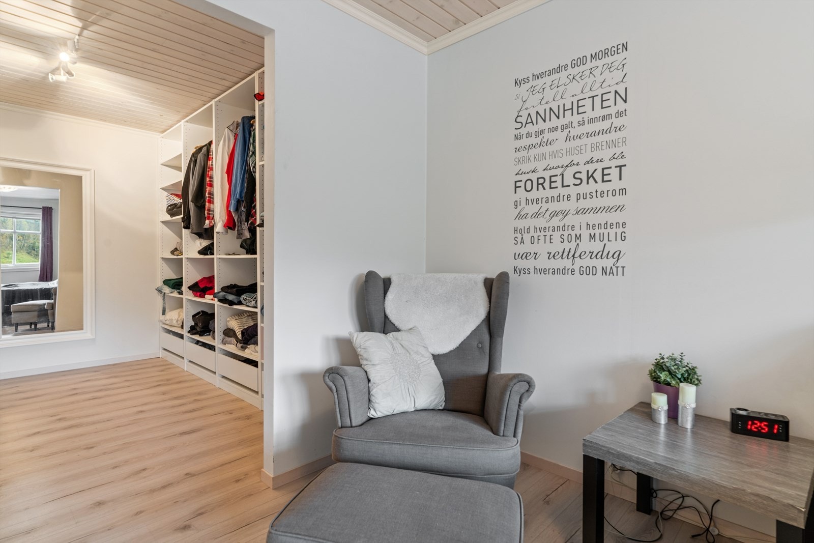 Garderoberom på hovedsoverom Galleribilde