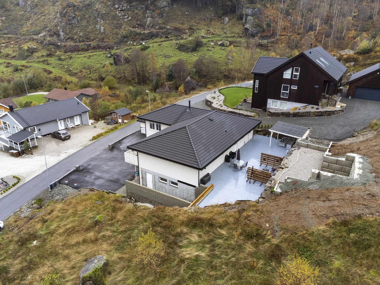 Stor tomt på 944 kvm. Pent opparbeidet med bla. asfaltert gårdsrom og skjermet terrasse. Galleribilde