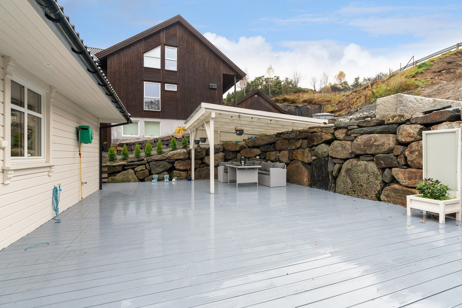 Stor terrasse med dør ut fra kjøkken. Galleribilde