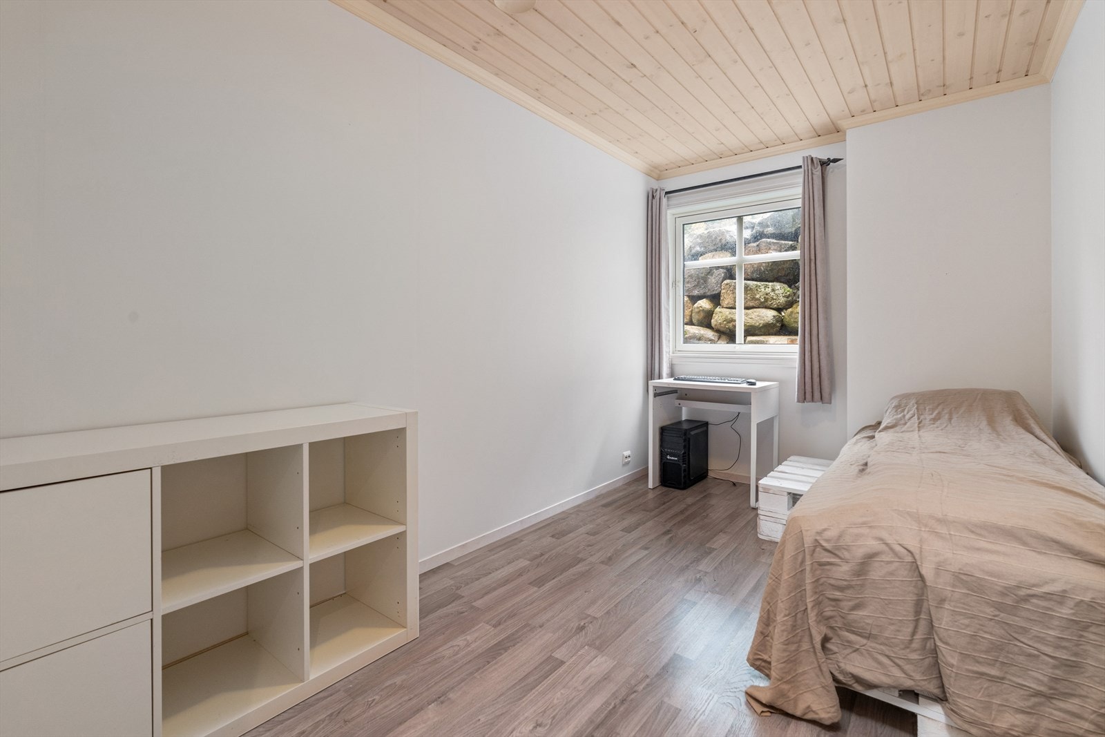 1. etasje har 3 av boligens totalt 6 soverom. Galleribilde