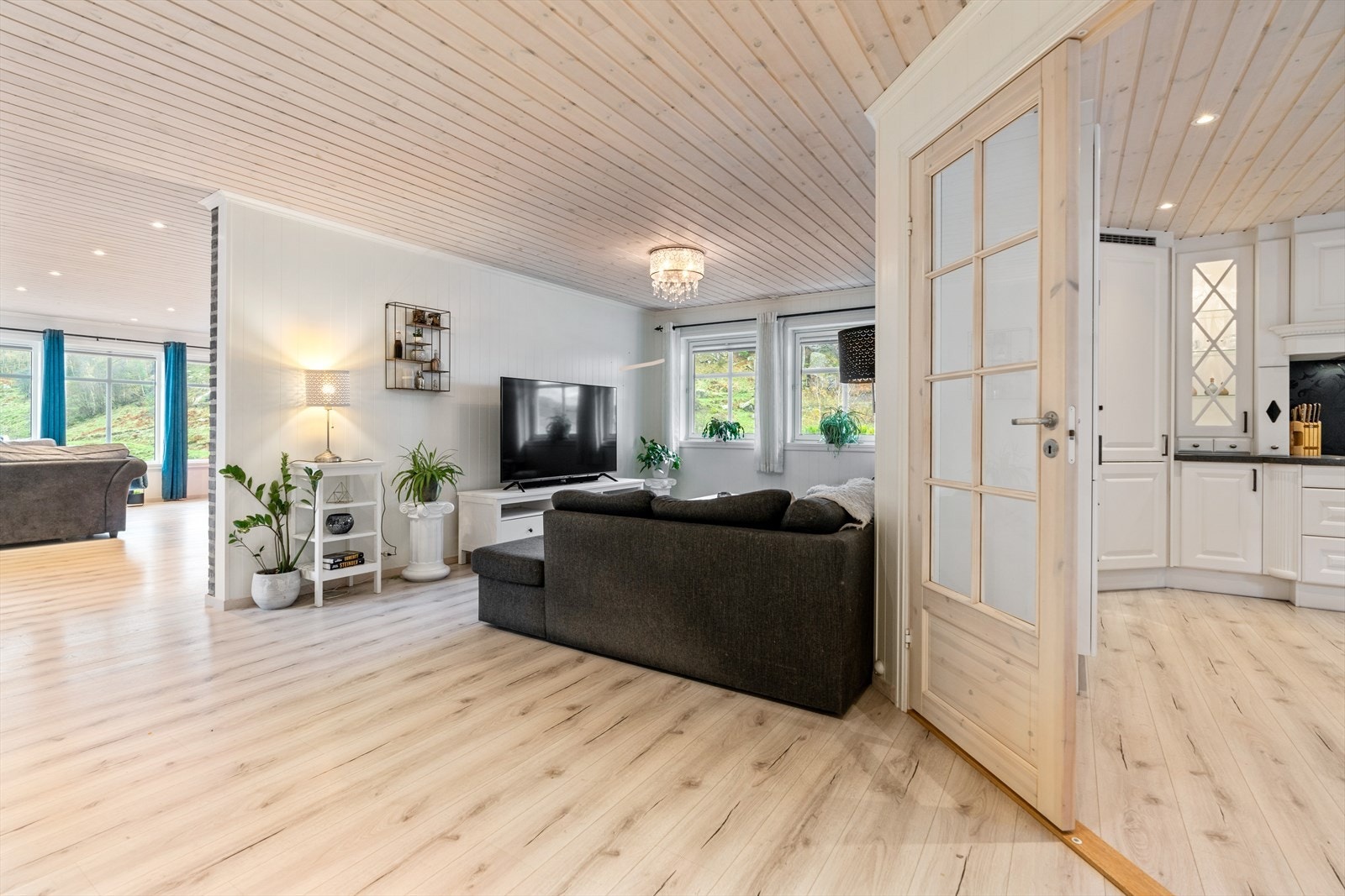 Meget stor stue som er delt inn i to områder. En tv-stue del evt. spisestue samt en dagligstue del. Galleribilde